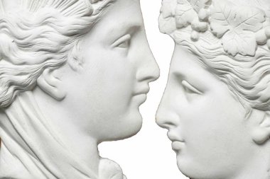 İzole bir arkaplanda profil oluşturan alçı taşı heykelinin iki yüzü
