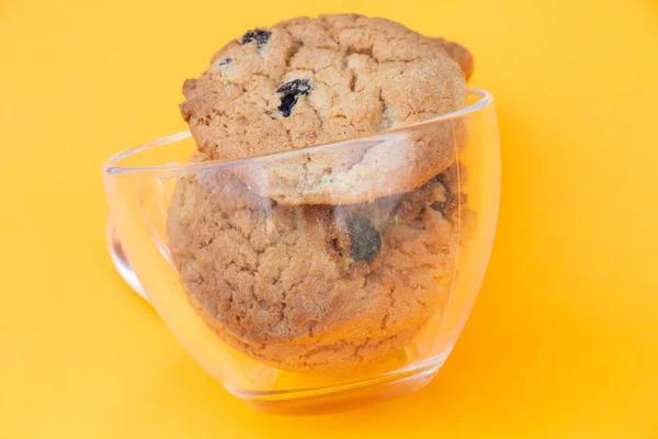 Copo Cheio Biscoitos Fundo Laranja — Fotografia de Stock