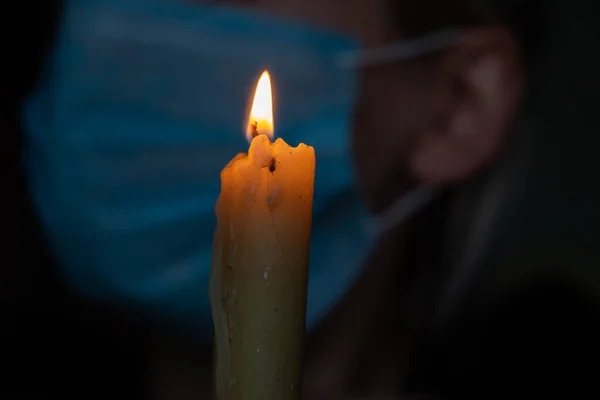 Flicka Medicinsk Mask Bakgrund Ett Brinnande Ljus Ett Mörkt Rum — Stockfoto