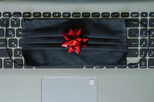 Медична Маска Червоним Бантом Лежить Клавіатурі Ноутбука — стокове фото