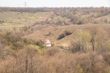 Öğleden sonra Dinyeper şehrinde ilkbahar. Güneşin altında bir ev.