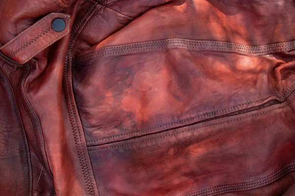 赤い革のジャケットの背景が崩れ — ストック写真
