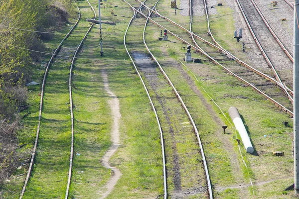 多くのトラックがある春のウクライナの鉄道 — ストック写真