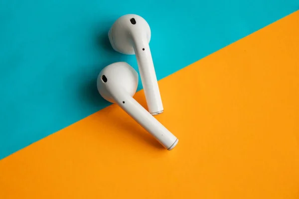 Auriculares Inalámbricos Encuentran Fondo Colorido — Foto de Stock