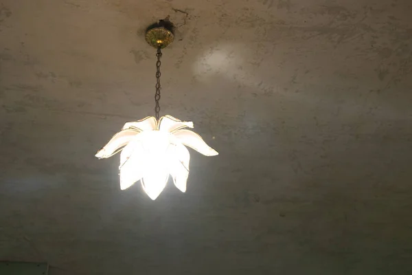Ampoule Économie Énergie Dans Vieux Lustre Plafond Dans Une Pièce — Photo