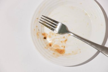 İzole edilmiş arkaplanda yemekten sonra boş kirli tabaklar