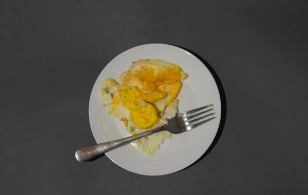 Ovos Fritos Uma Chapa Com Garfo Fundo Isolado — Fotografia de Stock