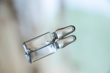 İlaçlı ampul aynada yatıyor.