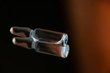 İlaçlı ampul aynada yatıyor.