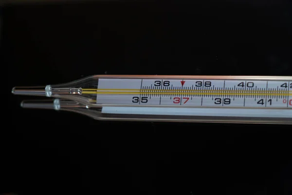 Vecchio Termometro Vetro Uno Sfondo Scuro Isolato — Foto Stock
