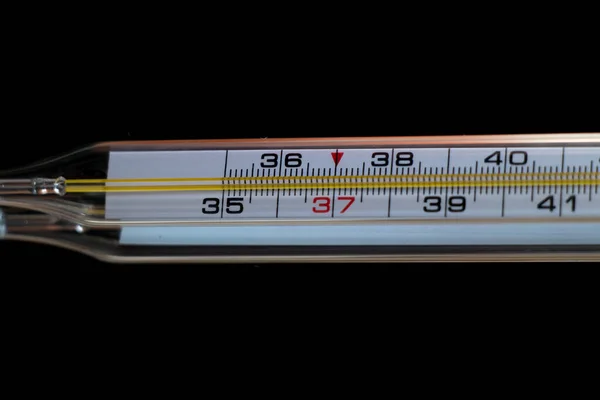 Vieux Thermomètre Verre Sur Fond Sombre Isolé — Photo