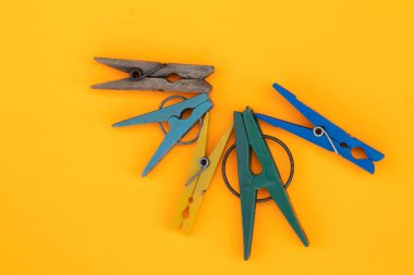 İzole bir arkaplanda birkaç farklı ülke mandal atıyor