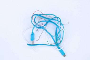 Beyaz arkaplanda kesilmiş usb kablosu yığını