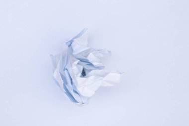 İzole edilmiş bir arkaplanda buruşmuş beyaz kağıt
