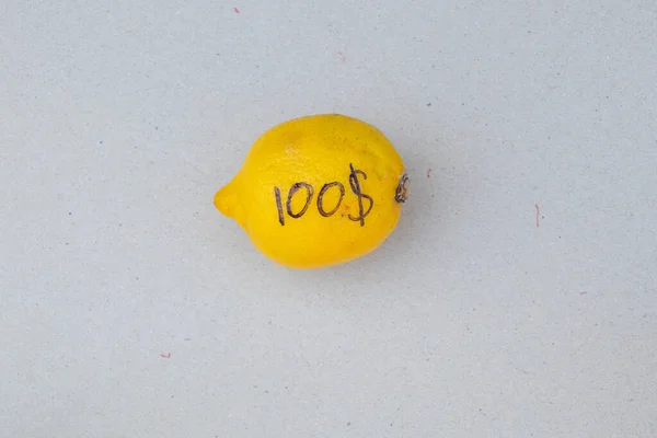100 Dólares Escritos Com Limão Fundo Isolado — Fotografia de Stock