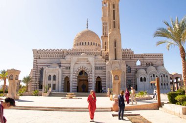 Mısır, Sharm El Sheikh - 8 Temmuz 2019 Mısır 'da güneşli bir günde meydanda turistlerin olduğu eski bir cami