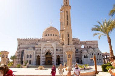 Mısır, Sharm El Sheikh - 8 Temmuz 2019 Mısır 'da güneşli bir günde meydanda turistlerin olduğu eski bir cami