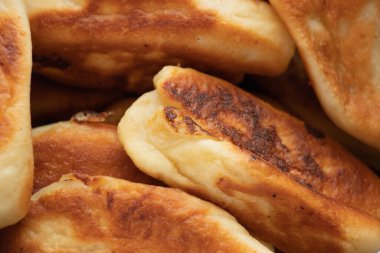 Kızarmış börekler beyaz arka planda bir tabakta