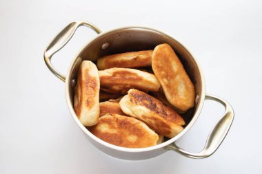 Beyaz arka planda tavada kızarmış turtalar.