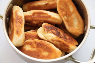 Beyaz arka planda tavada kızarmış turtalar.