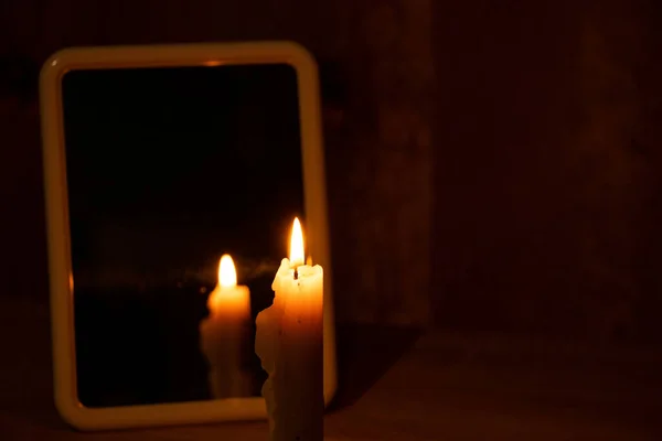 Lumière Bougie Dans Reflet Miroir Debout Sur Une Table — Photo