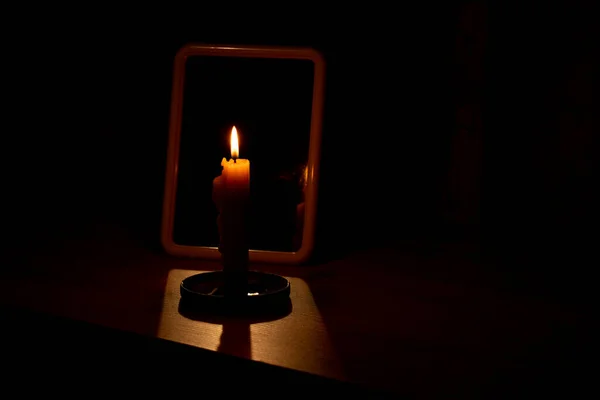 鏡がテーブルの上に立っている姿を映し出すキャンドルライト — ストック写真