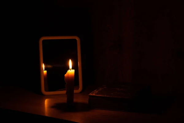 Lumière Bougie Dans Reflet Miroir Debout Sur Une Table — Photo