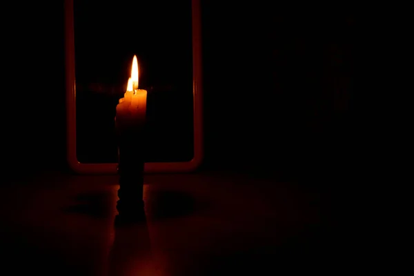 Κερί Φως Στην Αντανάκλαση Ενός Καθρέφτη Στέκεται Ένα Τραπέζι — Φωτογραφία Αρχείου