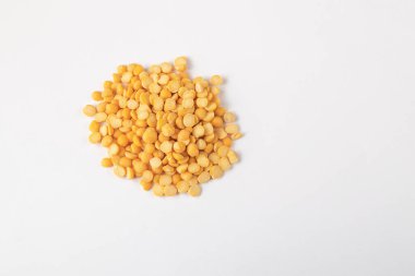 İzole bir zemine dağılmış sarı bezelyeler.