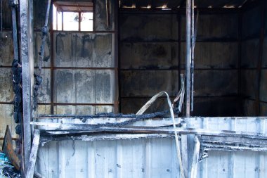 Şehirde piştikten sonra kurabiyelerle yanmış büfe.