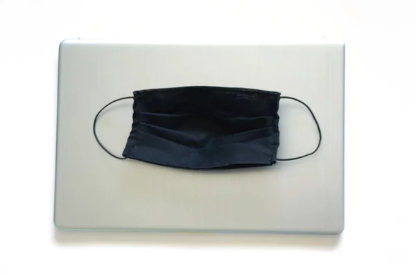 Černá Lékařská Maska Laptop Karanténní Práce — Stock fotografie