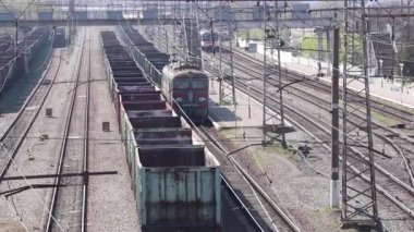 Baharda Ukrayna 'da demiryolu güneşli bir günde pek çok rayla