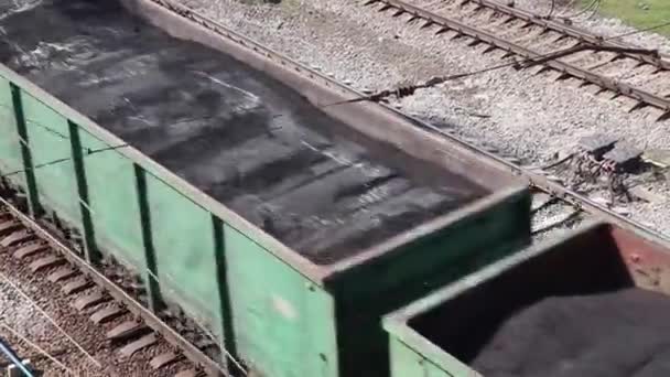 Σιδηρόδρομος Στην Ουκρανία Την Άνοιξη Πολλές Πίστες Μια Ηλιόλουστη Μέρα — Αρχείο Βίντεο