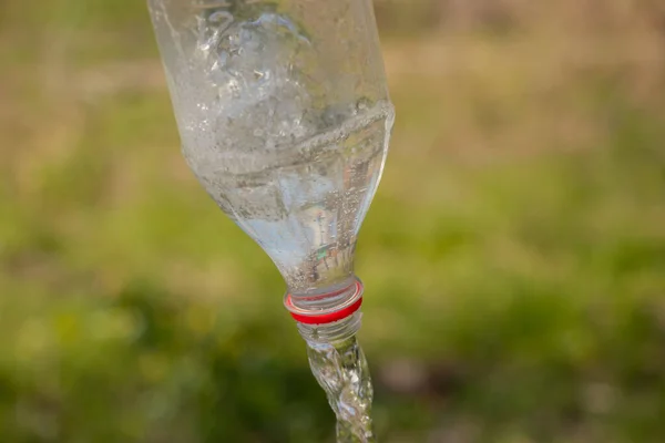 Water Pouring Plastic Bottle Blurred Green Background Street — Stock Photo, Image