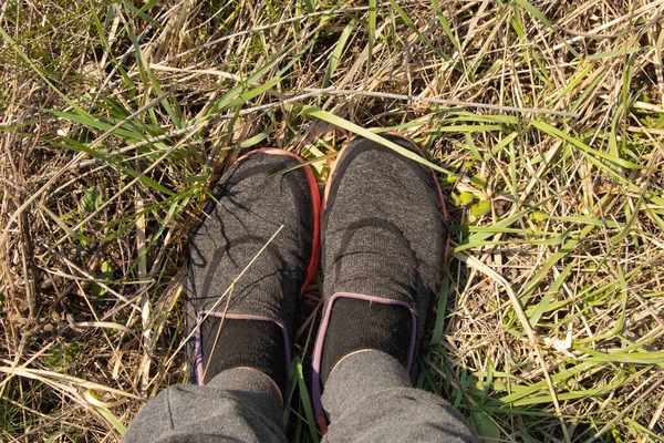 Γυναικεία Πόδια Γκρι Αθλητικά Παπούτσια Στο Γρασίδι Ένα Πεδίο Πάνω — Φωτογραφία Αρχείου