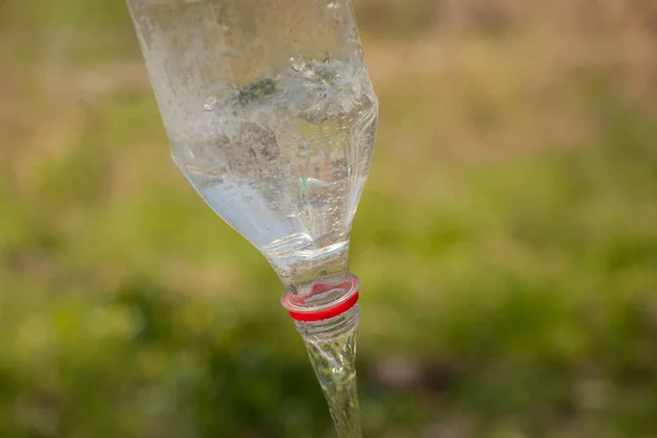 Water Pouring Plastic Bottle Blurred Green Background Street — Stock Photo, Image