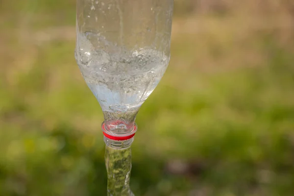 Water Pouring Plastic Bottle Blurred Green Background Street — Stock Photo, Image