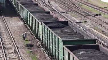 Ukrayna 'da hareket halindeki yük treniyle
