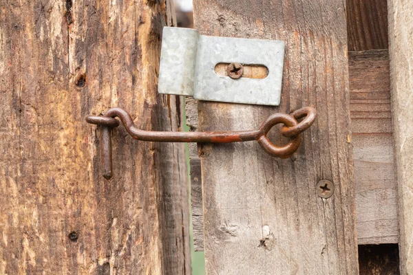 Vieux Crochet Rouillé Sur Une Porte Bois Dans Cour — Photo