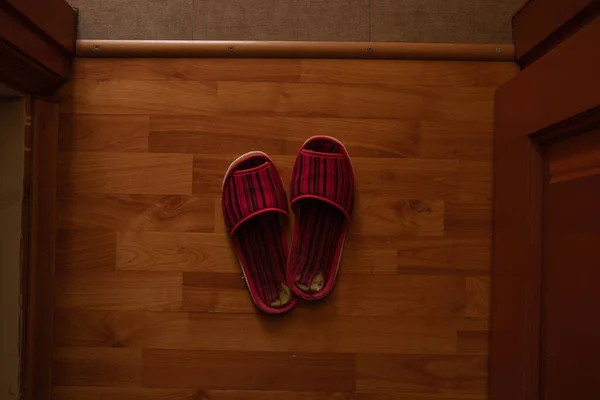 Pantofole Strisce Rosse Sono Sul Pavimento Della Casa — Foto Stock