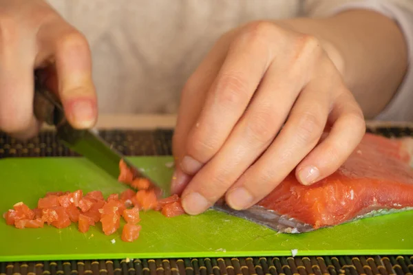 Vrouwelijke Hand Gesneden Zalm Salade Een Groen Bord Keuken — Stockfoto