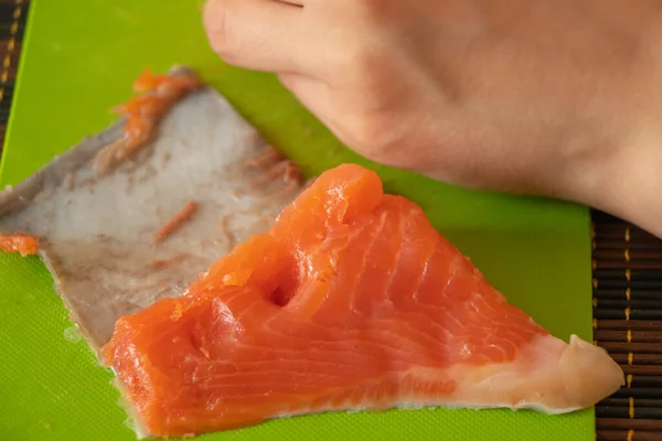 Vrouwelijke Hand Gesneden Zalm Salade Een Groen Bord Keuken — Stockfoto