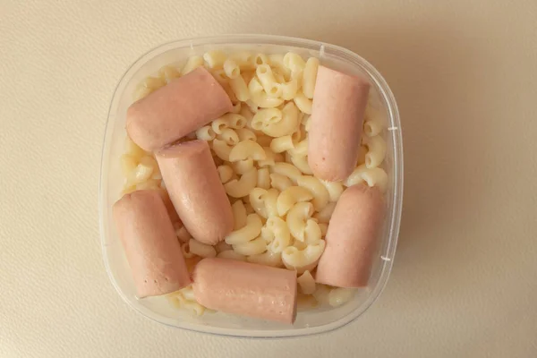 Pâtes Bouillies Avec Des Saucisses Dans Bol Plastique Sur Fond — Photo