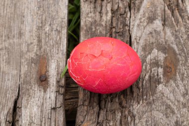 Paskalya 'da karantinada eski bir tahta üzerinde çok renkli paskalya yumurtaları bulunur.