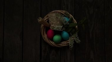 Paskalya yemeği, renkli tavuk yumurtası ve mum alevi eski ahşap bir masada, Paskalya günü..