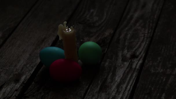 Osteressen Bunte Hühnereier Und Kerzenflamme Auf Einem Alten Holztisch Abend — Stockvideo