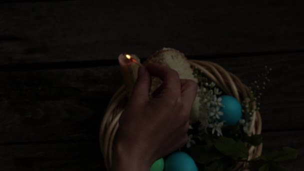 Jantar Páscoa Ovos Galinha Coloridos Chama Vela Uma Mesa Madeira — Vídeo de Stock