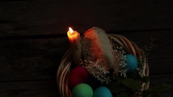 Cena Pasqua Uova Pollo Colorate Fiamma Candela Vecchio Tavolo Legno — Video Stock