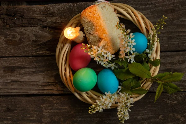 Húsvéti Vacsora Színes Tyúktojás Gyertyaláng Egy Régi Asztalon Esténként — Stock Fotó