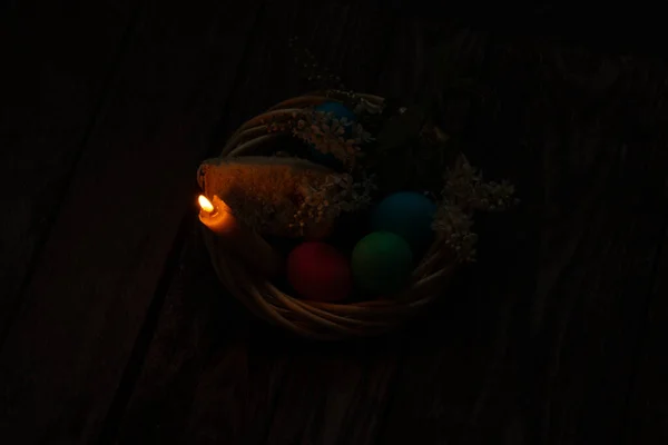 Cena Pascua Huevos Pollo Colores Llama Vela Una Vieja Mesa —  Fotos de Stock